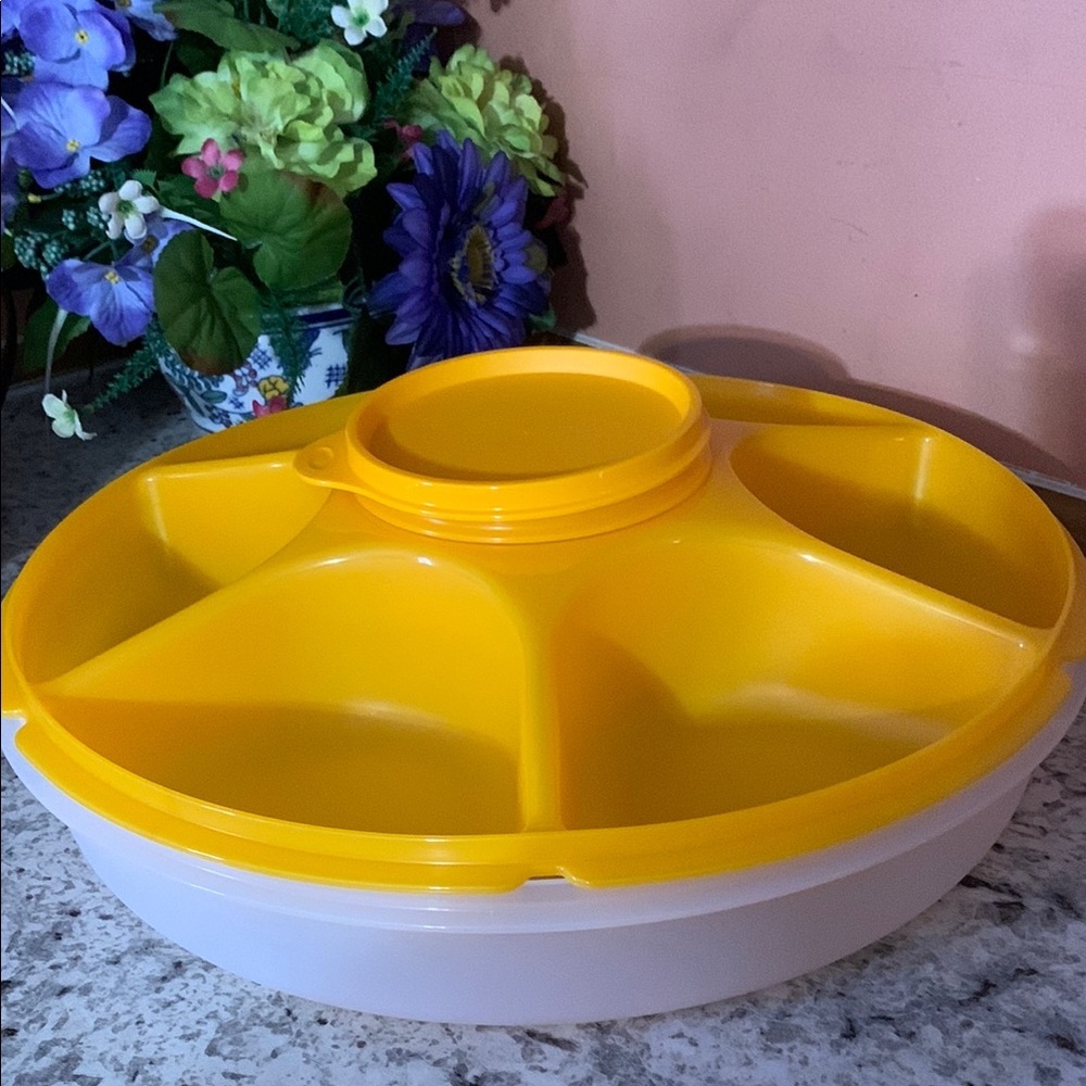 NWT Tupperware Serving Center Yellow and White, For Fruit and Vegetables